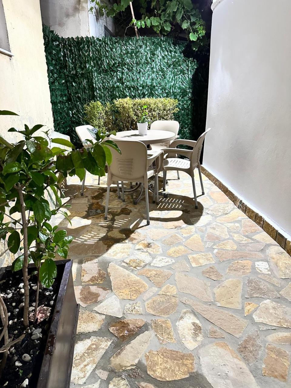 Hostel Leon Berat Extérieur photo