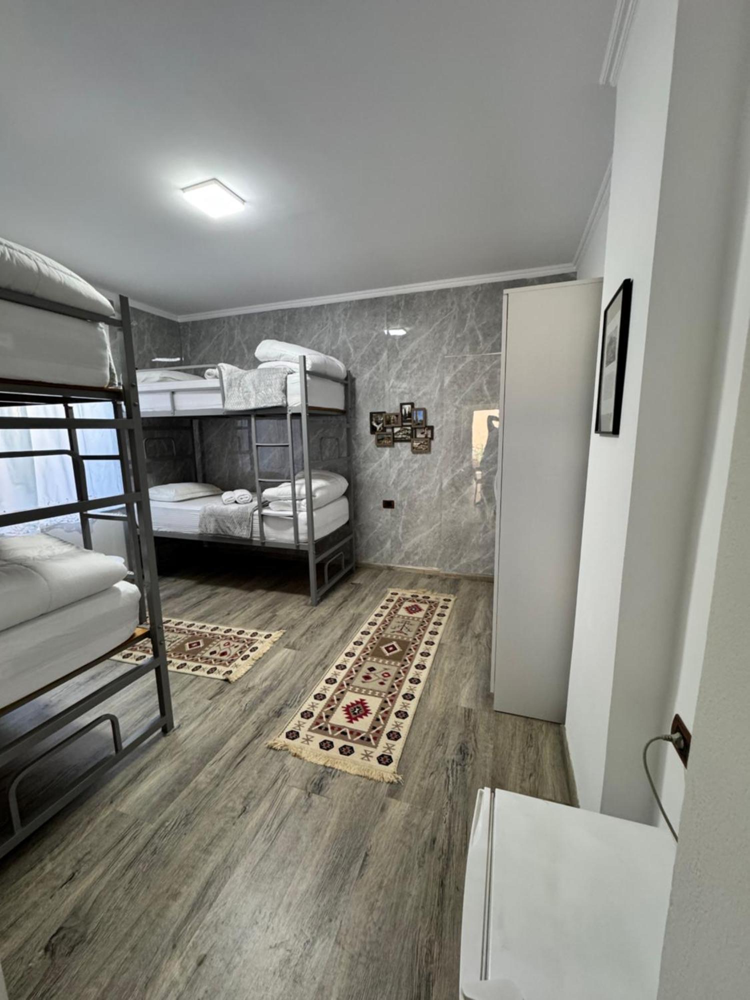 Hostel Leon Berat Extérieur photo