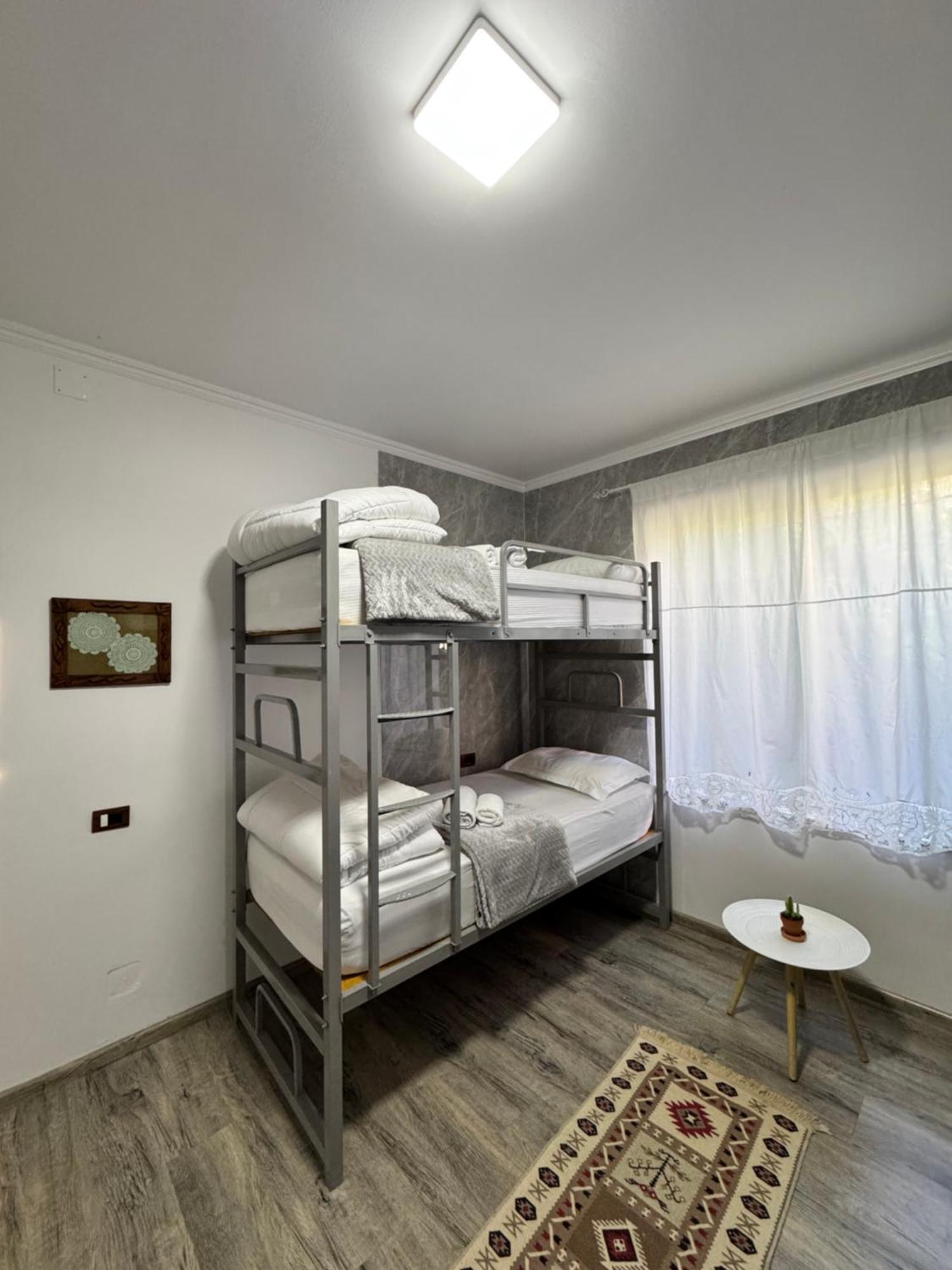 Hostel Leon Berat Extérieur photo