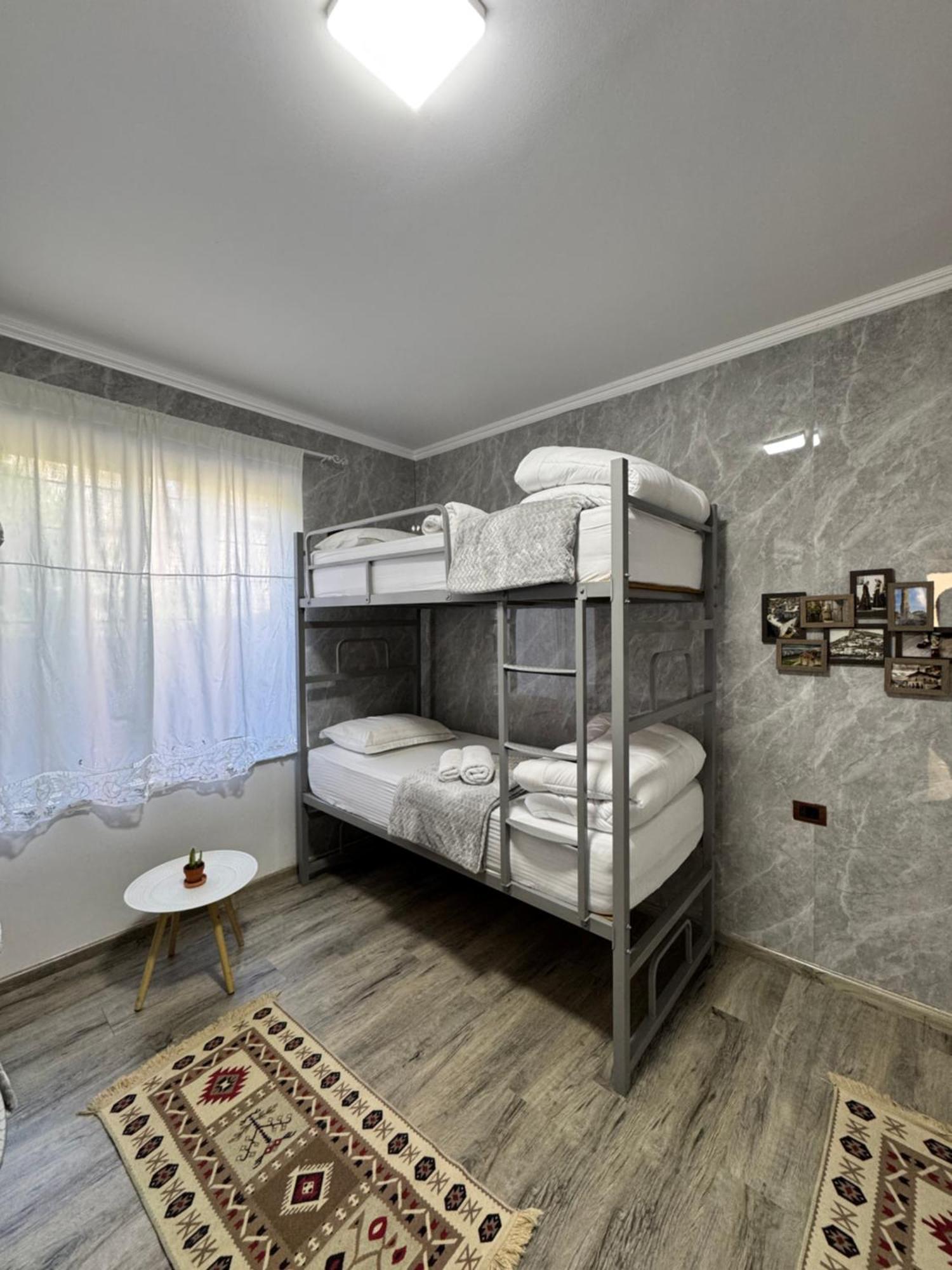 Hostel Leon Berat Extérieur photo